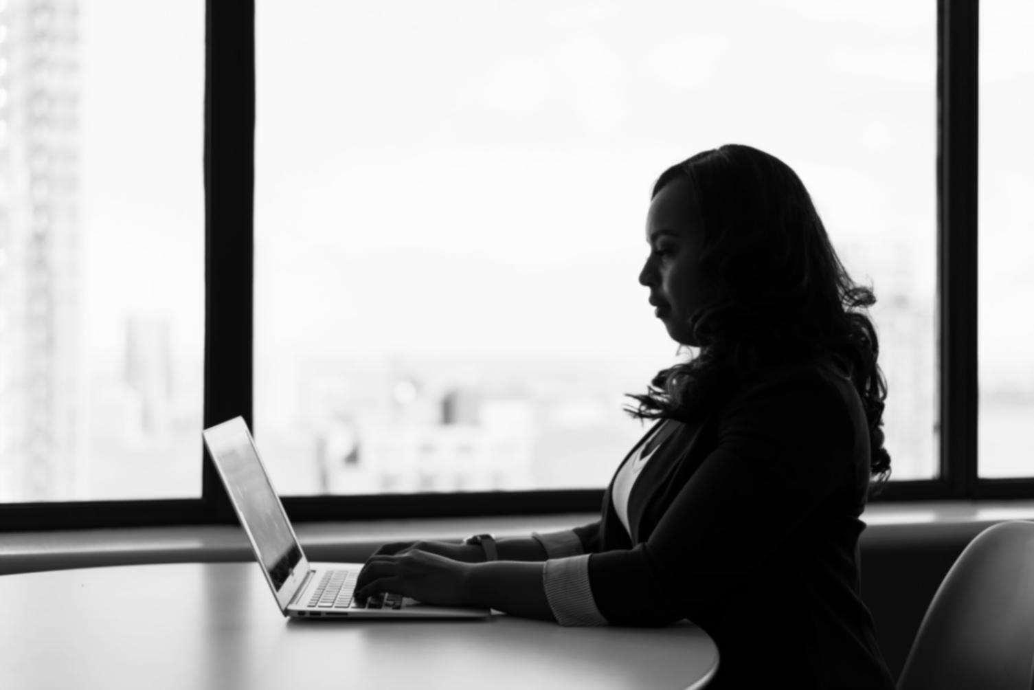 Studenten werken samen aan game development projecten