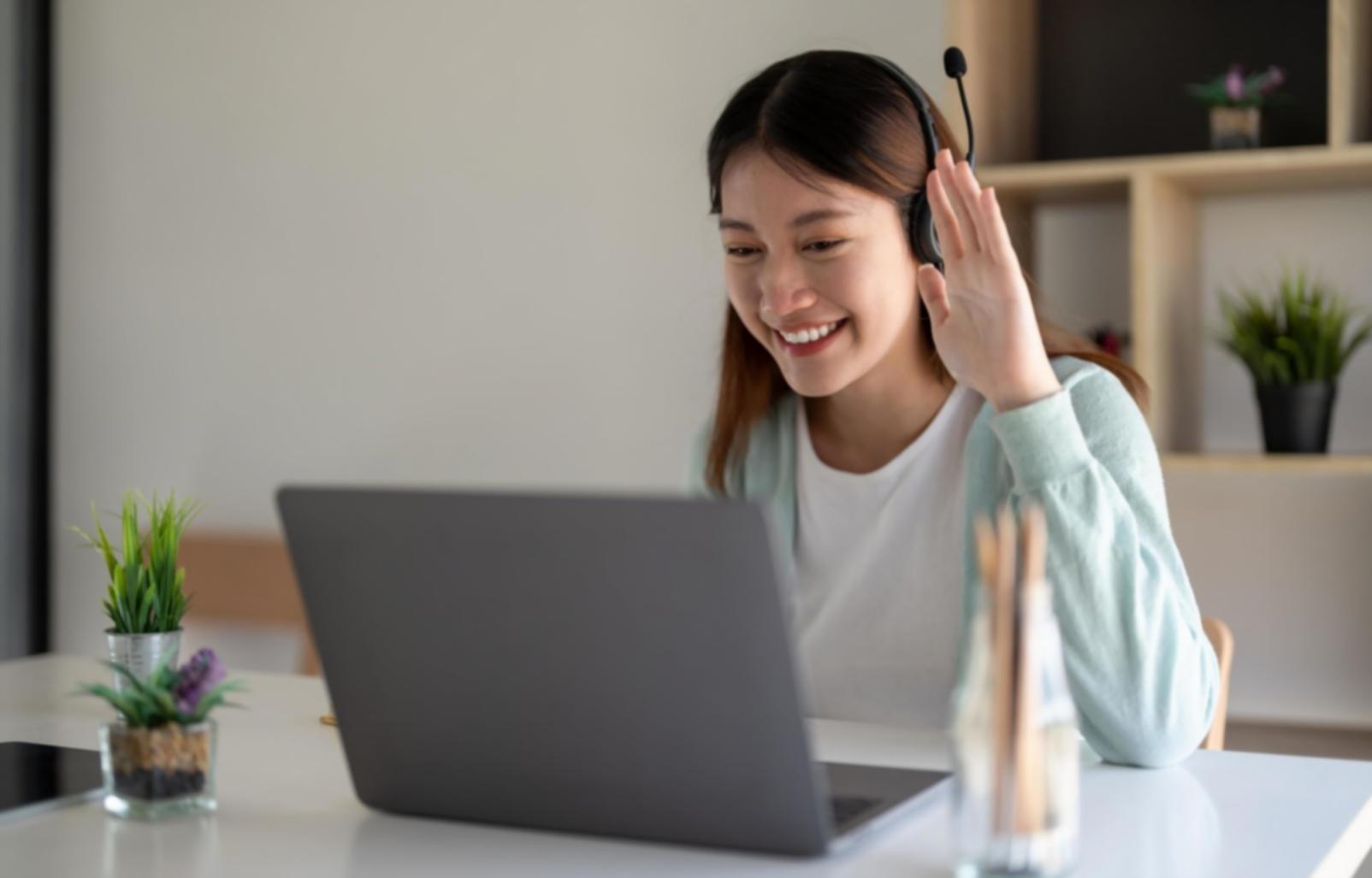 Close-up van computer scherm met game development code en casino game interface elementen