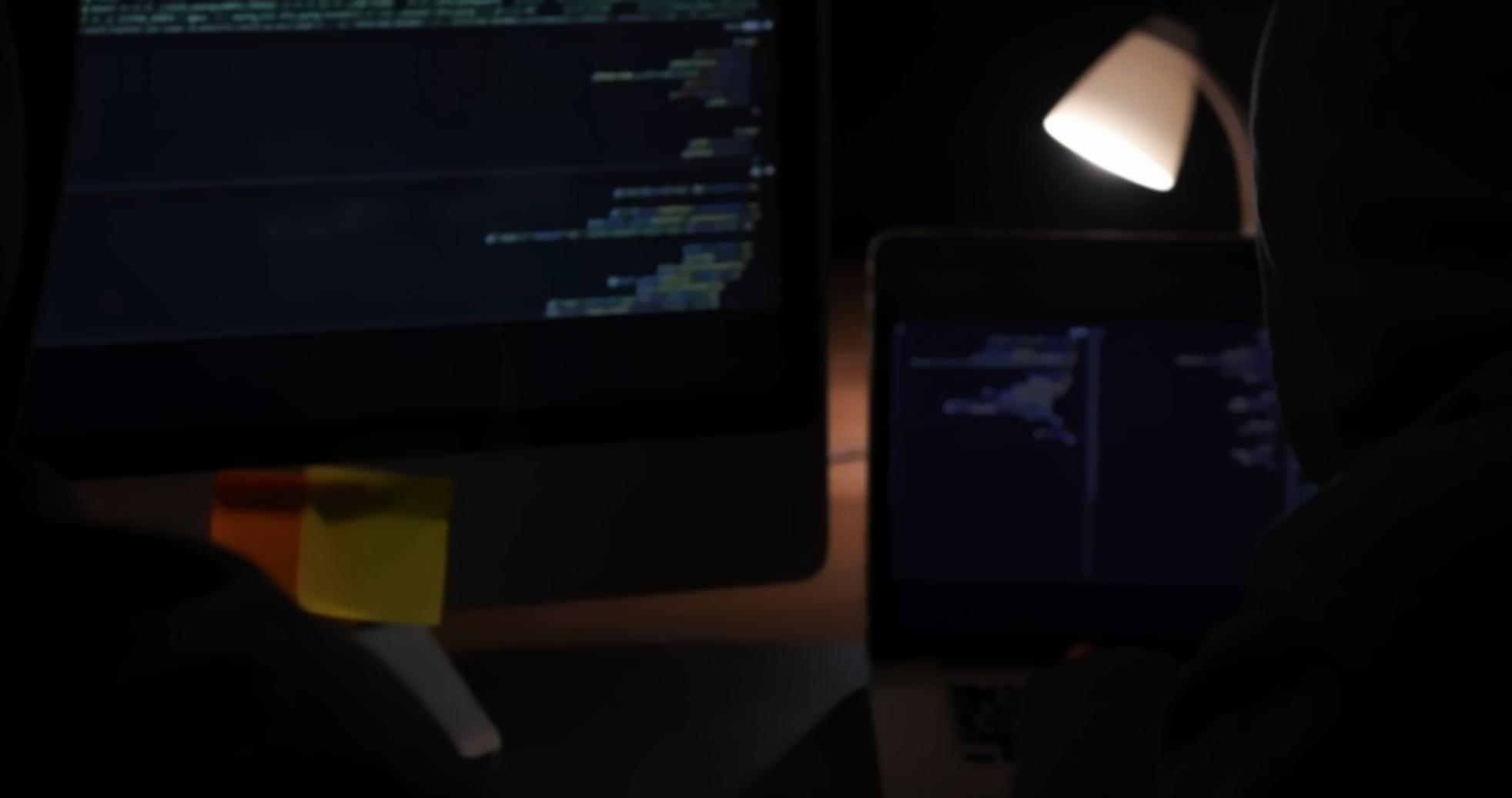 Studenten werken samen aan game development projecten in moderne klaslokaal setting