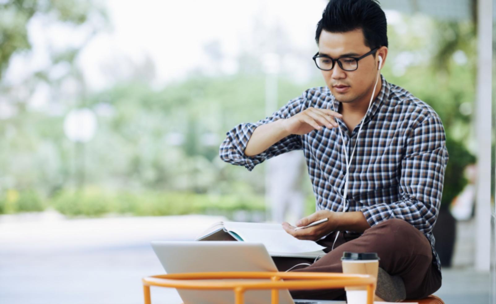 Game development studenten werken samen aan een coding project met HTML5 en JavaScript